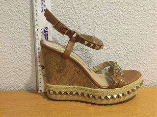 Sandalias cuña tachuelas doradas marrón