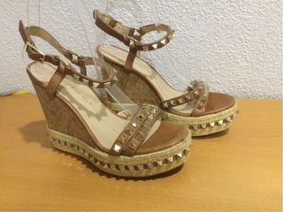 Sandalias cuña tachuelas doradas marrón