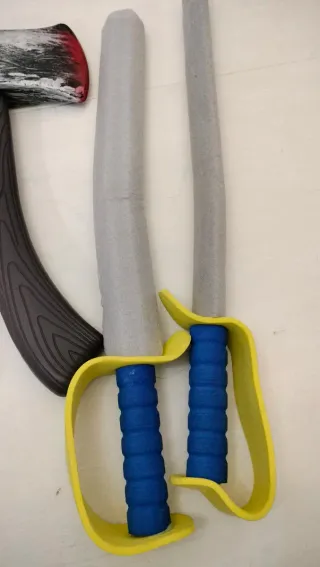 Accesorios Disfraz: Hacha, Cuchillos y Espada.