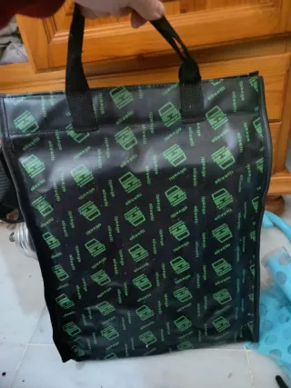 Bolso negro Olivetti y maquina de escribir