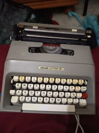 Bolso negro Olivetti y maquina de escribir