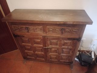 Taquillón de madera tallada y espejo