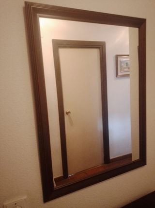 Taquillón de madera tallada y espejo