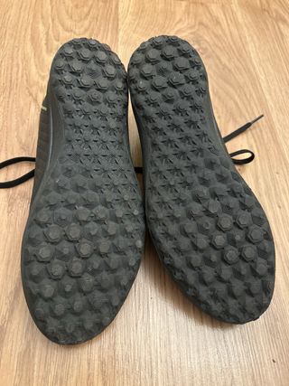 Botines Kipsta multitacos negros y verdes