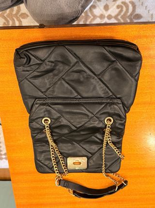 Bolso negro con cadena dorada