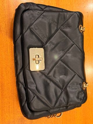 Bolso negro con cadena dorada