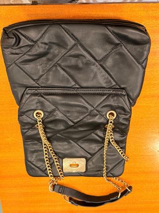 Bolso negro con cadena dorada