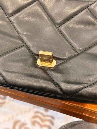 Bolso negro con cadena dorada