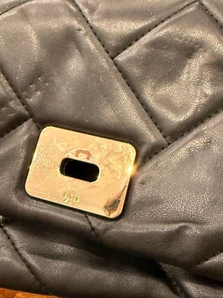 Bolso negro con cadena dorada