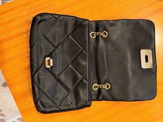 Bolso negro con cadena dorada