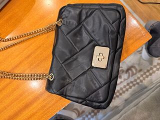 Bolso negro con cadena dorada