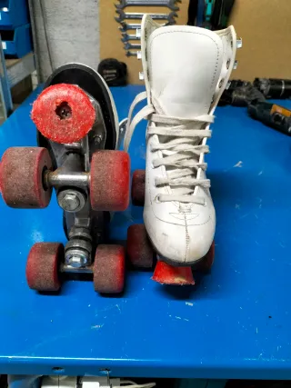 Patines blancos y rojos