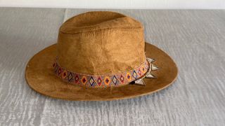 Sombrero marrón con banda decorativa