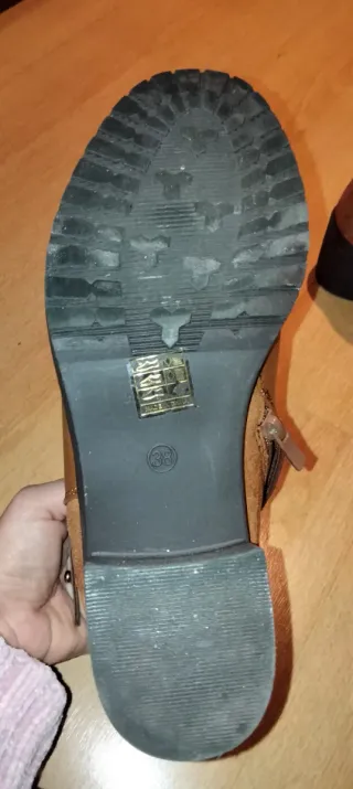 Botines marrones con tacón y hebilla