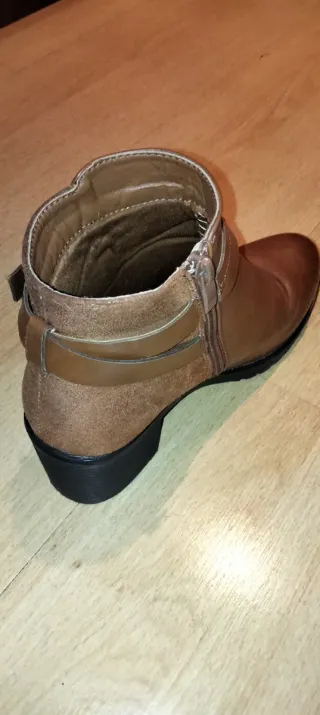 Botines marrones con tacón y hebilla