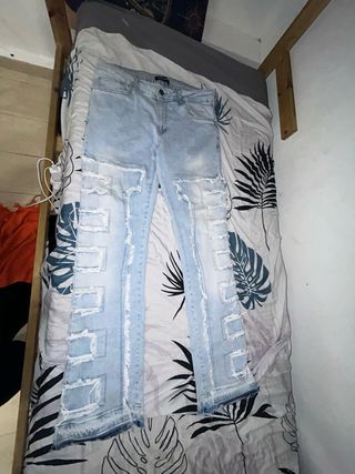 Pantalón acampanado desgarrado