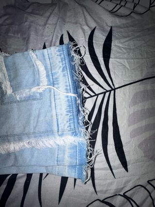 Pantalón acampanado desgarrado