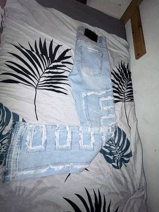 Pantalón acampanado desgarrado