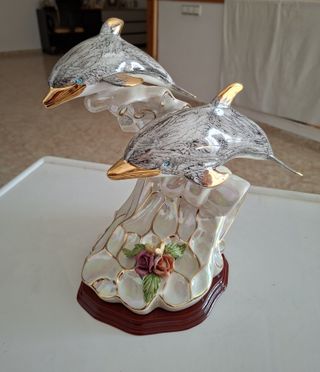 Figura de dos delfines esmaltados
