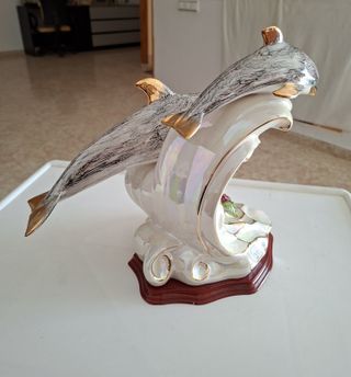 Figura de dos delfines esmaltados