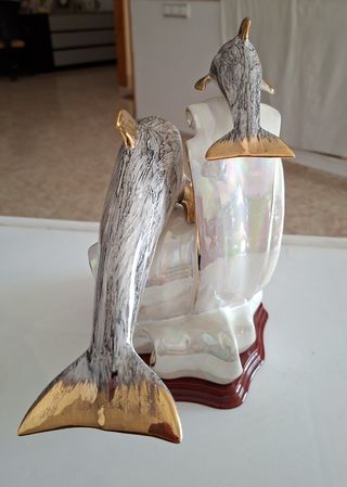 Figura de dos delfines esmaltados