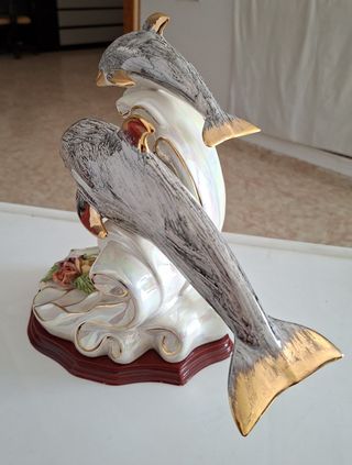 Figura de dos delfines esmaltados