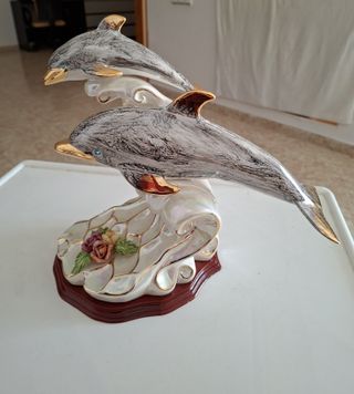 Figura de dos delfines esmaltados
