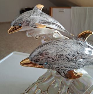 Figura de dos delfines esmaltados