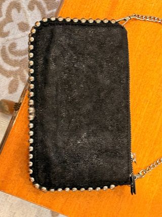 Bolso negro con cadena y tachuelas