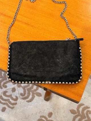 Bolso negro con cadena y tachuelas