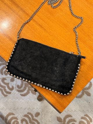 Bolso negro con cadena y tachuelas