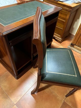 Silla de madera y piel verde