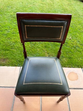 Silla de madera y piel verde