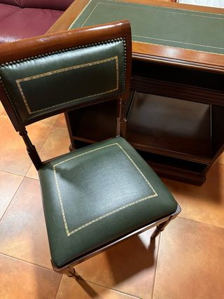 Silla de madera y piel verde