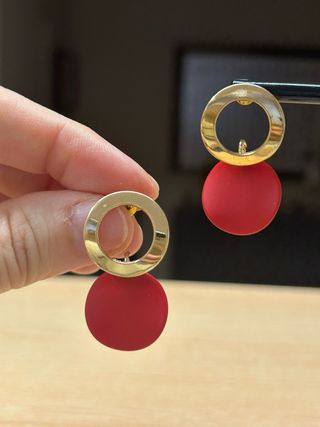 Pendientes Aro Dorado y Círculo Rojo