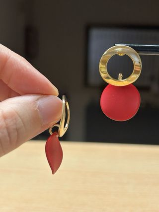 Pendientes Aro Dorado y Círculo Rojo