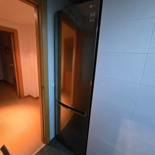 Lavadora Hisense 8 kg + nevera LG no frontal.