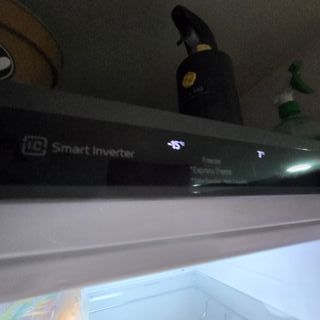 Lavadora Hisense 8 kg + nevera LG no frontal.