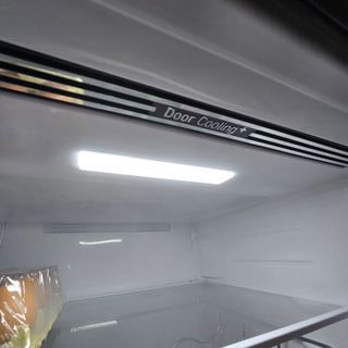 Lavadora Hisense 8 kg + nevera LG no frontal.