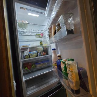 Lavadora Hisense 8 kg + nevera LG no frontal.