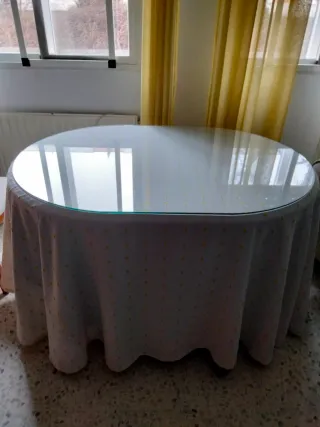Mesa redonda con tapa d cristal(Caceres alrededor)