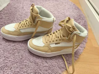 Zapatillas Puma Beige y Blancas
