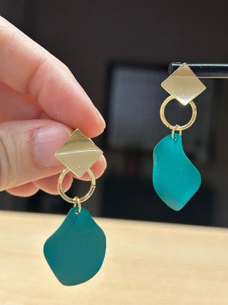 Pendientes dorados con forma geométrica