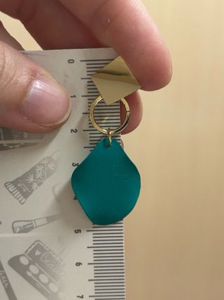 Pendientes dorados con forma geométrica