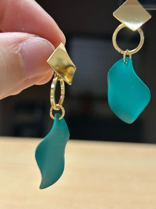 Pendientes dorados con forma geométrica