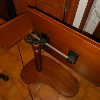 Mesa auxiliar de madera