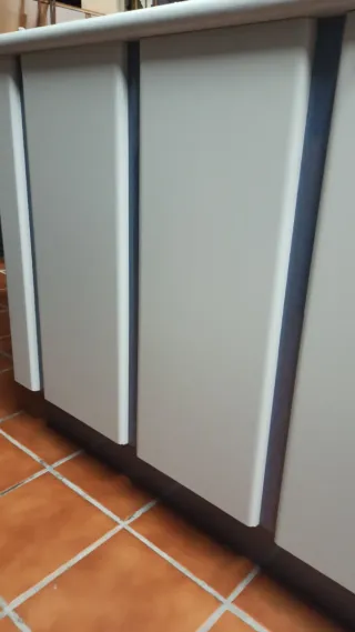 Mostrador de tienda blanco