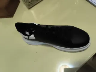 Zapatillas Negras y Blancas