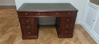 Escritorio clásico de madera y cuero