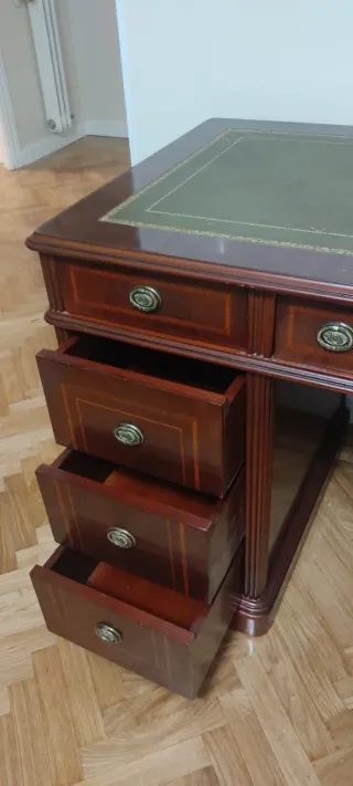 Escritorio clásico de madera y cuero